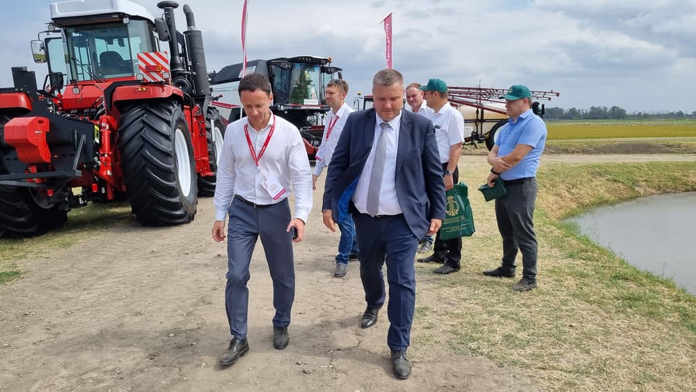 Ростсельмаш на Дне поля риса Ростсельмаш на Дне поля риса