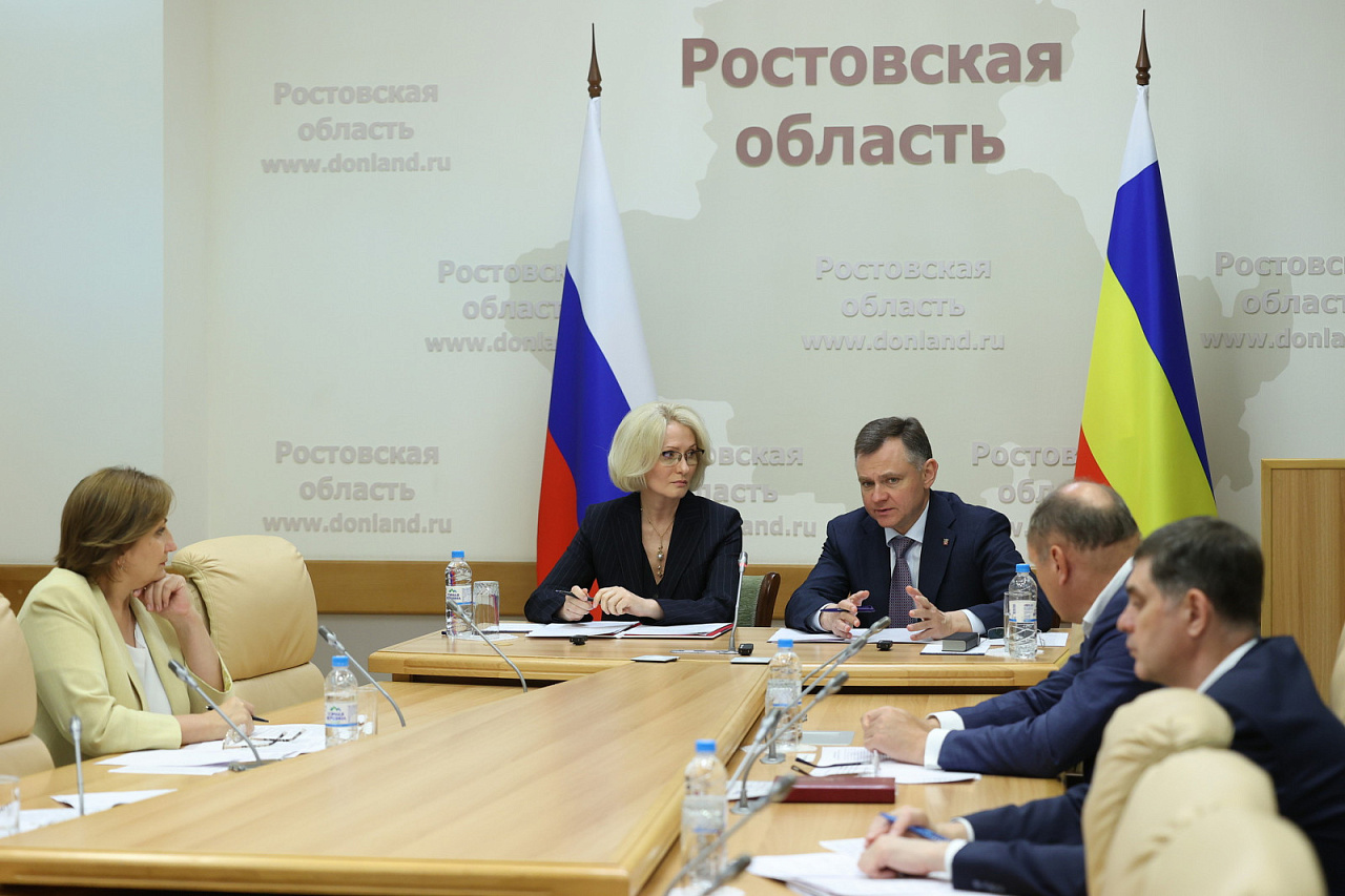 Виктория Абрамченко и Юрий Слюсарь обсудили с руководством «Ростсельмаша» меры поддержки предприятия